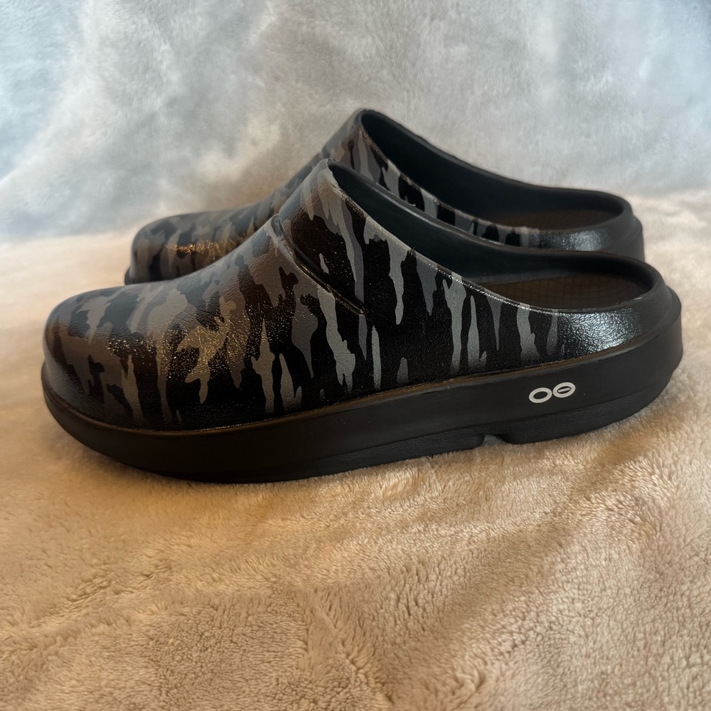 WORN ONCE! OOFOS OOcloog Women’s 9 / Men’s 7 Black and Grey Camo Clog - Picture 3 of 8